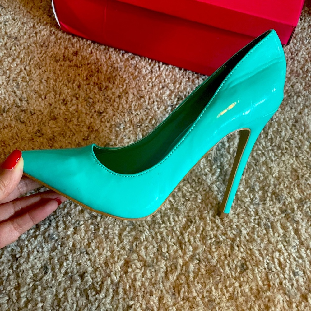Beautiful turquoise pumps